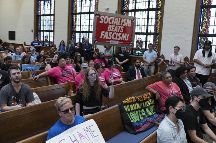 מפגינים למען זכויות טרנסג'נדרים בוושינגטון, 18 ביוני 2025, לאחר שבית המשפט העליון אישר את חוק טנסי (צילום: AP Photo/Jose Luis Magana) מפגינים למען זכויות טרנסג'נדרים בוושינגטון, 18 ביוני 2025, לאחר שבית המשפט העליון אישר את חוק טנסי האוסר טיפול מאשש מגדר לקטינים