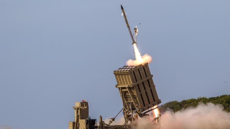 מיירט כיפת ברזל משוגר לעבר כטב"ם (צילום: דובר צה"ל, ניר בן יוסף) כיפת ברזל ברגעי יירוטי הכטב"מים