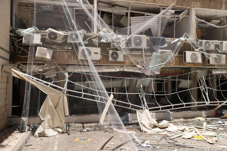 לא שוקם. סורוקה (צילום: אלכס קולומויסקי) בית חולים סורוקה לאחר הפגיעה מהמטח האיראני