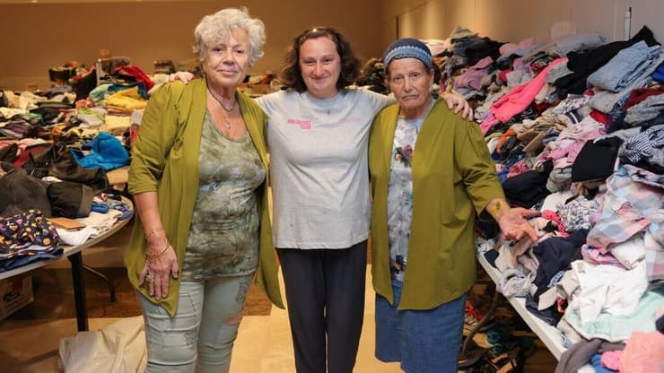 טרופנוב עם סימה (מימין) וכוכבה ברזילאי, מתנדבות בכפר המכביה שסייעו לה ולאמה עם חזרתן מהשבי   