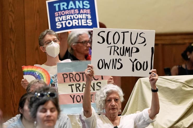 הפגנה בוושינגטון נגד החלטת העליון לאשר את חוק טנסי שמונע טיפול רפואי לקטינים טרנסג'נדרים, 18 ביוני 2025 (צילום: AP Photo/Mariam Zuhaib) הפגנה בוושינגטון נגד החלטת העליון לאשר את חוק טנסי שמונע טיפול רפואי לקטינים טרנסג'נדרים , 18 ביוני 2025