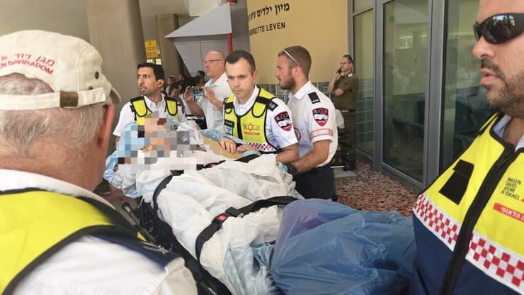מבצע פינוי מיוחד מסורוקה (צילום: דוברות מד"א) פינוי חולים מבית החולים סורוקה