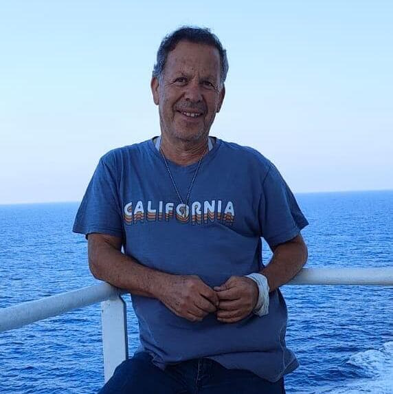 "באחד הימים אפילו ישנו בשדה התעופה". אביגדור שפיצר הגיע עם משט חילוץ הרופאים (צילום: אלבום פרטי) אביגדור שפיצר הגיע עם משט חילוץ הרופאים