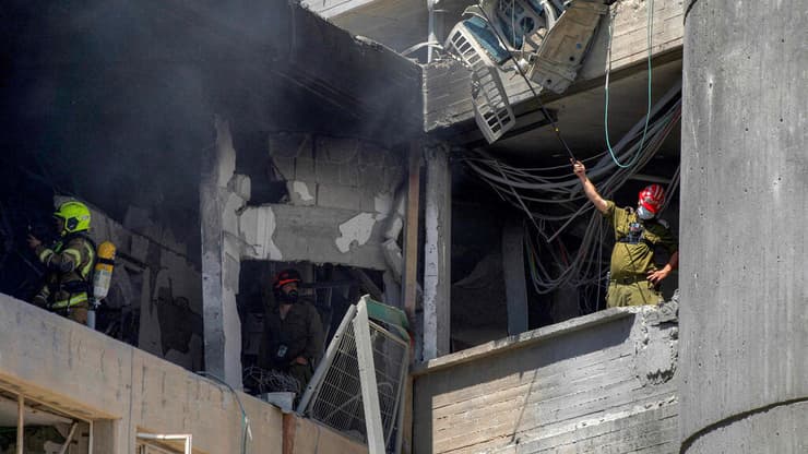 "התקרה האקוסטית נפלה, ההדף העיף אותי" (צילום: MAYA LEVIN / AFP) זירת הנפילה בבאר שבע