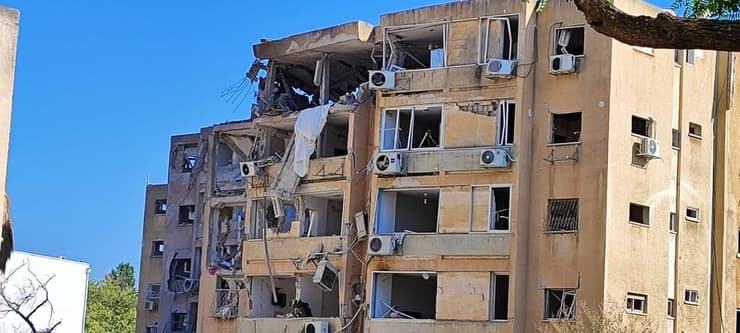 בניין המיועד לפינוי בינוי שנפגע מטיל מאיראן