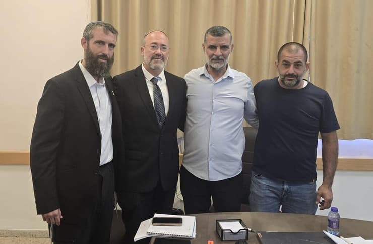 מימין לשמאל: מחמוד עוואד, עוזרו של ראש עיריית טמרה, ראש העיר מוסא אבו רומי, הרב צחי פנטון והרב ד"ר אהרן אריאל לביא