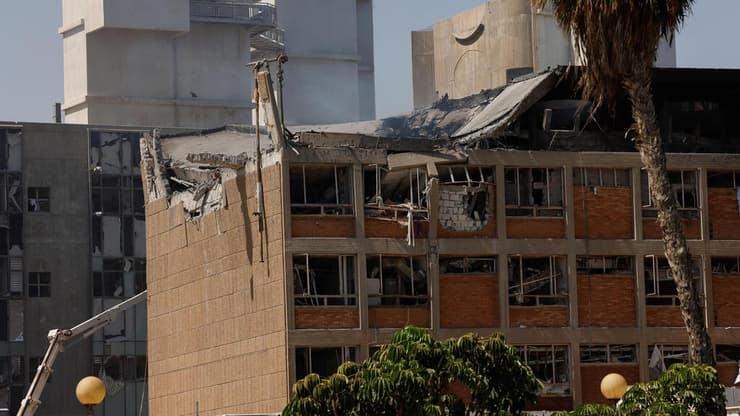 ההרס בבניין הכירורגי הצפוני בבית החולים סורוקה שנפגע ישירות מטיל (צילום: REUTERS/Amir Cohen) זירת הנפילה בבאר שבע