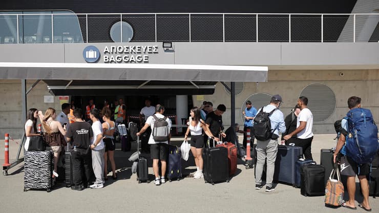 נוסים קפריסין מחכים לעשות לספינה