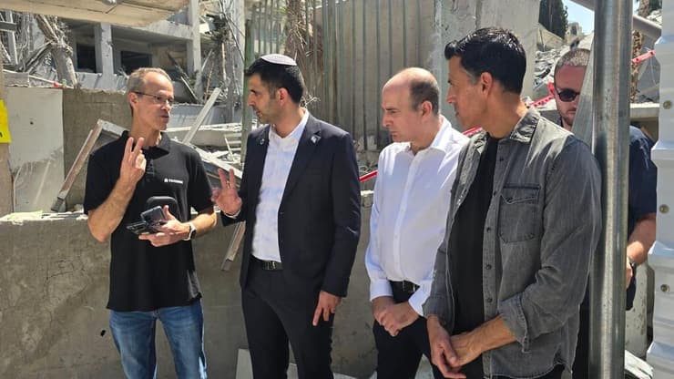 מימין: מנכ"ל סלקום, אלי אדדי, מנכ"ל משרד התקשורת והשר קרעי