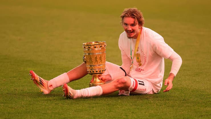 מלך שערי הגביע הגרמני. וולטמאדה חוגג עם התואר (צילום: Alexander Hassenstein/Getty Images) וולטמאדה חוגג עם הגביע