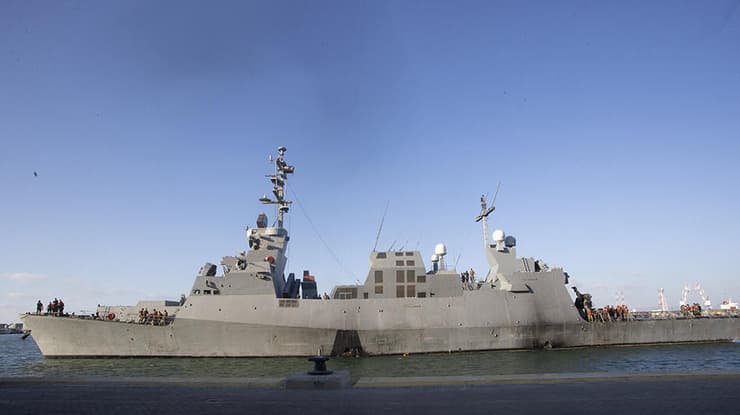 חיילים מחלצים ישראלים שספינתם נסחפה לכיוון לבנון בעקבות תקלת מנוע