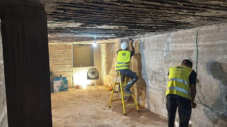 עבודות שיפוץ במקלט בבניין ישן המיועד להתחדשות עירונית