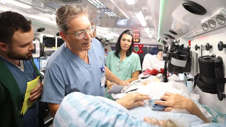 עשרות חולים הועברו לבית החולים איכילוב (צילום: מירי גטניו, דוברות איכילוב) חולים מבית החולים סורוקה שנפגע הועברו לבית החולים איכילוב