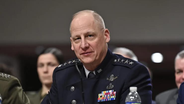 בעל נסיון רב בפיקוד על מערכות בתחומי החלל, הטילים והחישה מרחוק. הגנרל גטליין בוועדה של הסנאט, מרץ 2025 