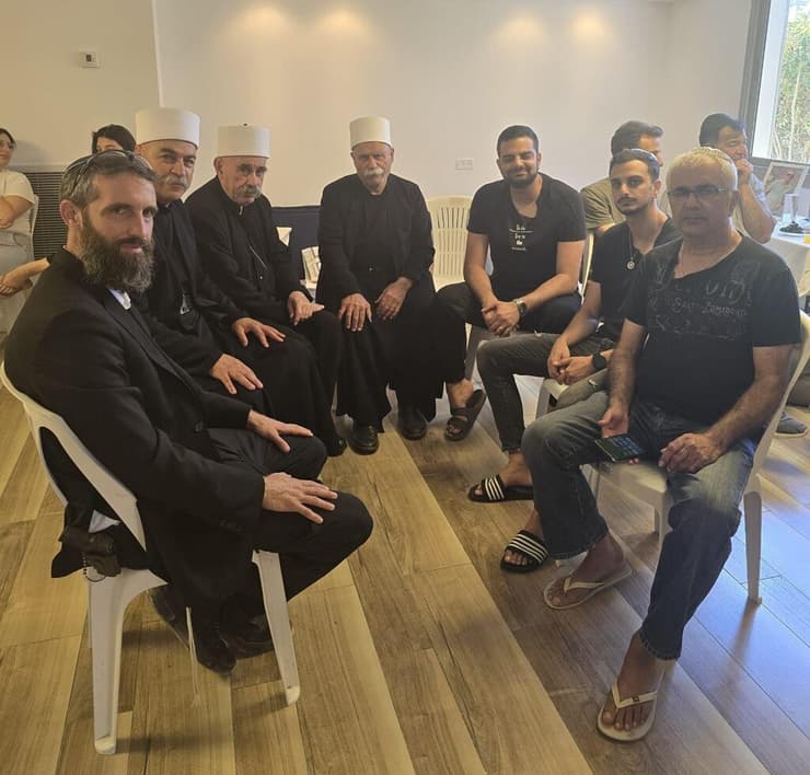 המשלחת הבין-דתית בניחום אבלים אצל משפחתו של דניאל אברהם, שנרצח בפגיעת הטיל בבתי הזיקוק בחיפה. מימין: אחיו של דניאל ז"ל ושני בניו