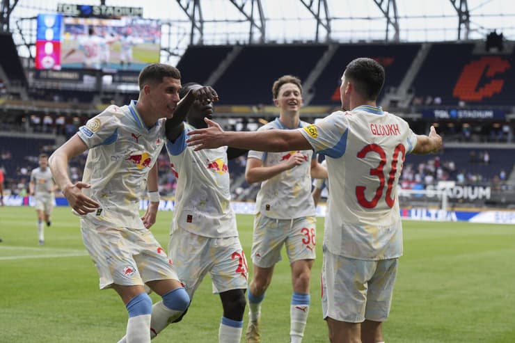 יפרד הערב מהחברים באוסטריה. גלוך (צילום: AP Photo/Jeffrey Dean) גלוך חוגג עם החברים