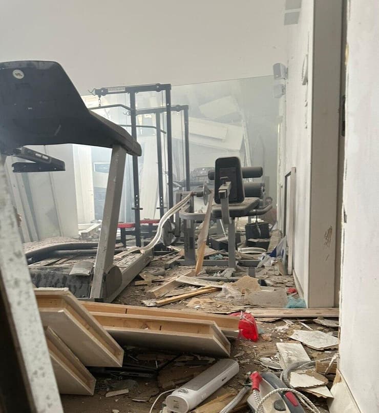 ביתו של השר לשעבר דני נוה בסביון, ספג פגיעה קשה בעקבות המטח מאיראן