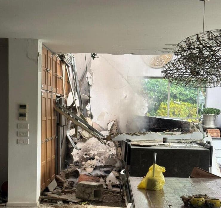 ביתו של השר לשעבר דני נוה בסביון, ספג פגיעה קשה בעקבות המטח מאיראן