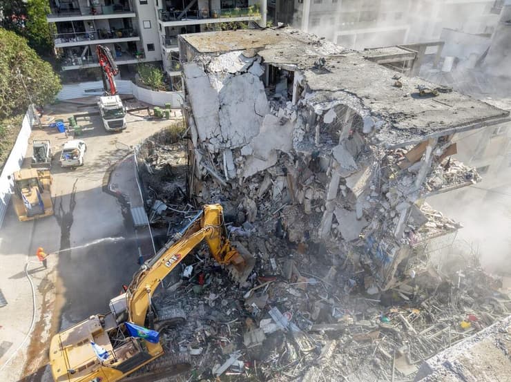 הריסת בניינים ב רמת גן שנפגעו מטיל מ איראן 