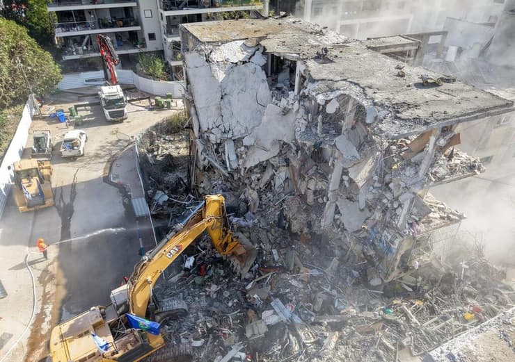 הריסת בניינים ב רמת גן שנפגעו מטיל מ איראן 