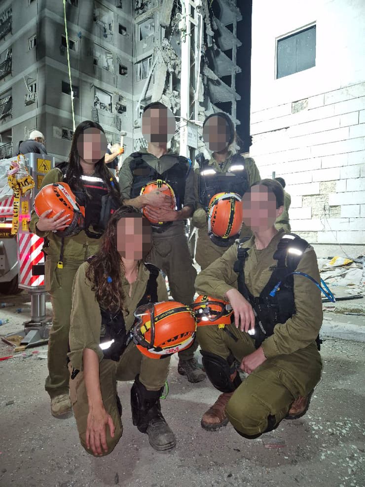 לוחמי החילוץ. "הוצאנו דיירים ממשהו כמו 15 בניינים שנפגעו"