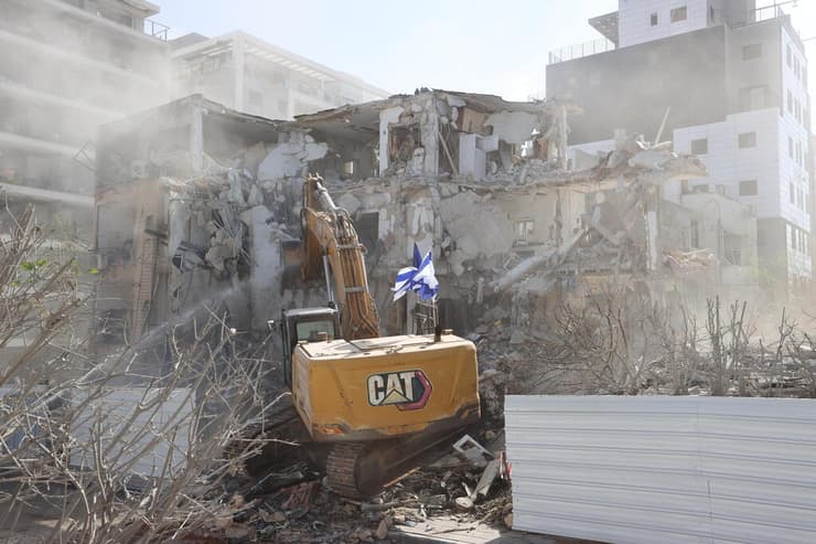 ברמת גן (צילום: יריב כץ) הריסת בניינים שנפגעו מטיל איראני ברמת גן