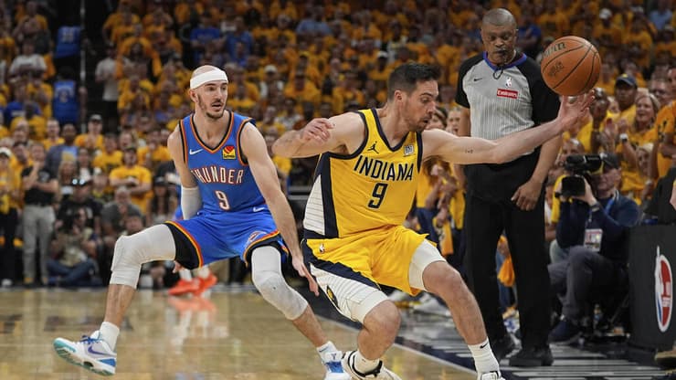 מקונל מציל כדור אבוד, קארוסו צופה מהצד