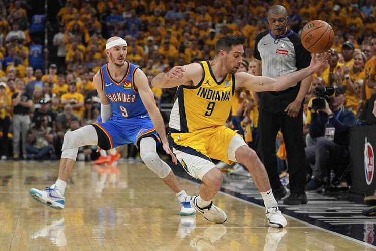 מקונל מציל כדור אבוד, קארוסו צופה מהצד