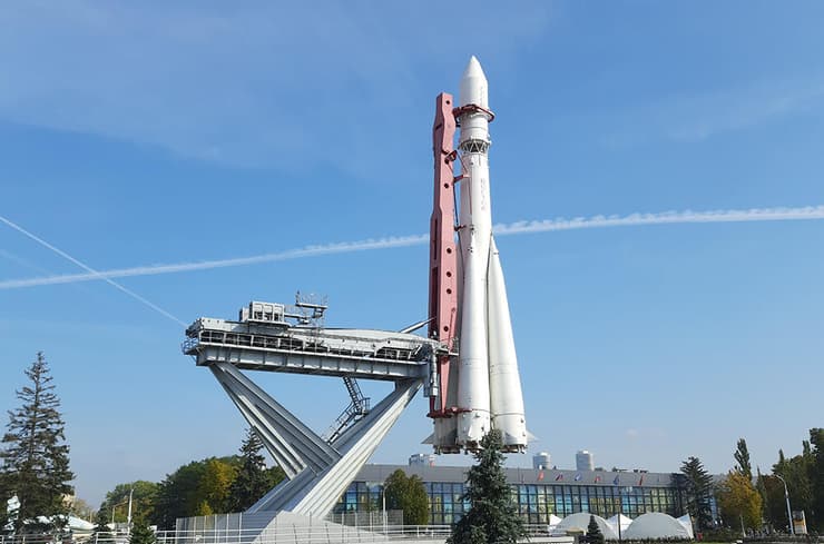 הטיל שהביא את האנושות לחלל. דגם של טיל R7, הטיל הבליסטי שהוסב להצבת מטענים בחלל, ושימש גם לשיגור בני אדם 