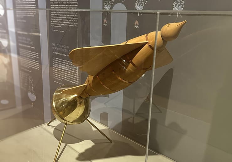 יישום מוקדם של חוקי ניוטון, כמעט 2,000 שנה לפני שניוטון נולד. דגם של הציפור ה"מעופפת" של ארכיטס במוזיאון קוסטנס באתונה 