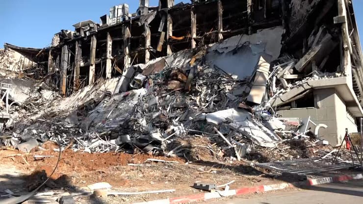 ראש הממשלה בנימין נתניהו בזירת הנפילה ברחובות