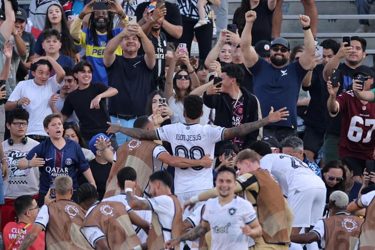 ז'סוס חוגג עם האוהדים ביציע