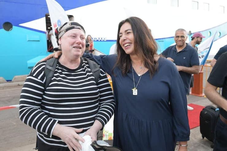 נוסעים שחזרו בספינה באשדוד