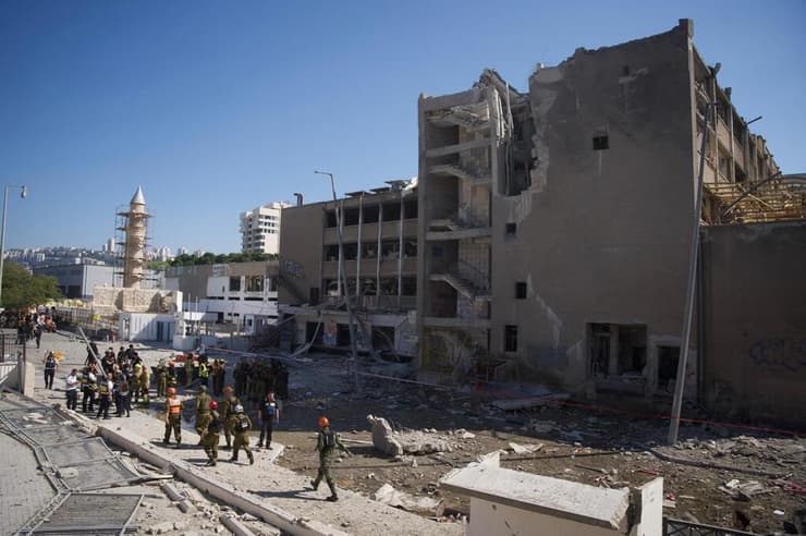 כוחות פיקוד העורף בזירת הנפילה בחיפה