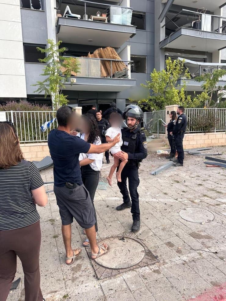שוטר ממשטרת באר שבע עוזר לפצועים בבאר שבע