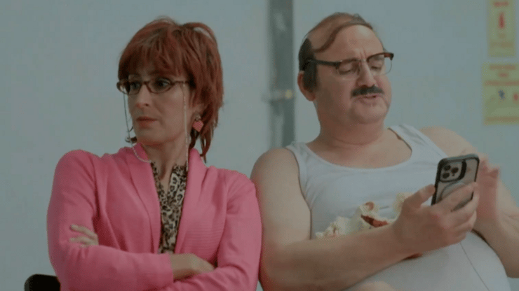 במיטבה כשהיא מספרת לנו על עצמנו. מערכון המקלט הציבורי מתוך "ארץ נהדרת" (צילום מסך, באדיבות קשת 12) מתוך "ארץ נהדרת"