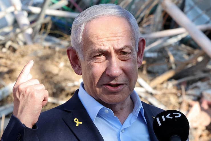 ראש הממשלה בנימין נתניהו בזירת הנפילה ברחובות