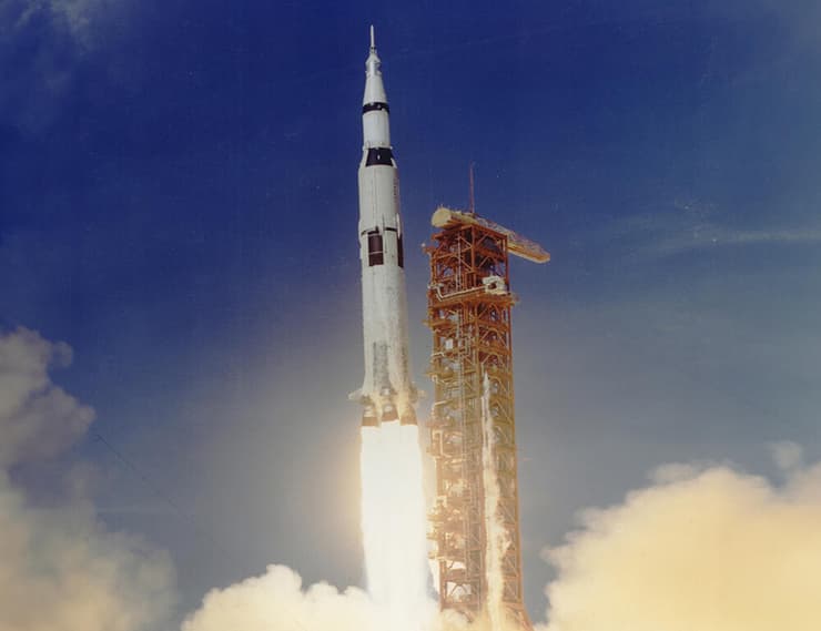 הטיל הגדול מכולם פעל לפי אותם עקרונות של הרקטות הפשוטות של גודרד: שריפת דלק ופליטה של הגזים בלחץ גבוה. שיגור טיל סטורן 5 בדרך לנחיתה הראשונה של בני אדם על הירח, 1969 