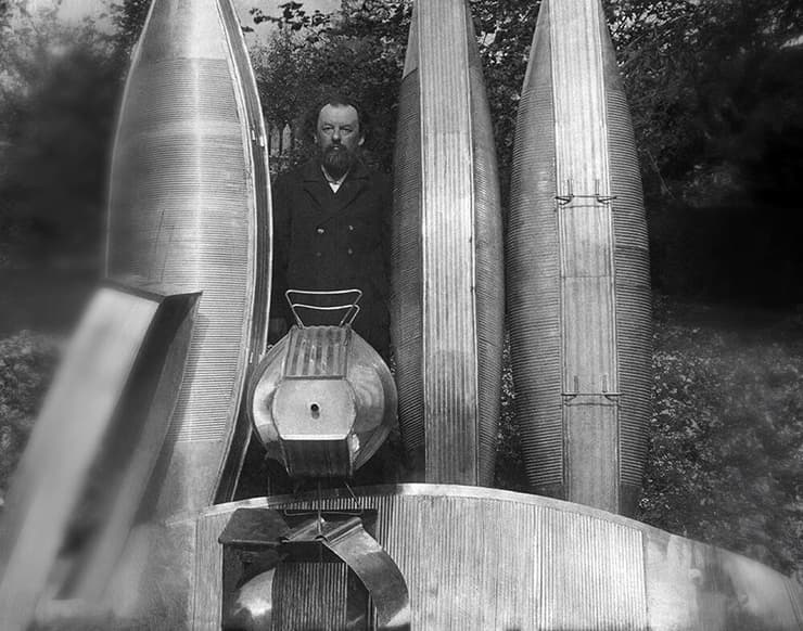 הציע פתרונות מעשיים, בין השאר לתחום הרקטות והטיסה לחלל. ציולקוסבסקי ב-1913 