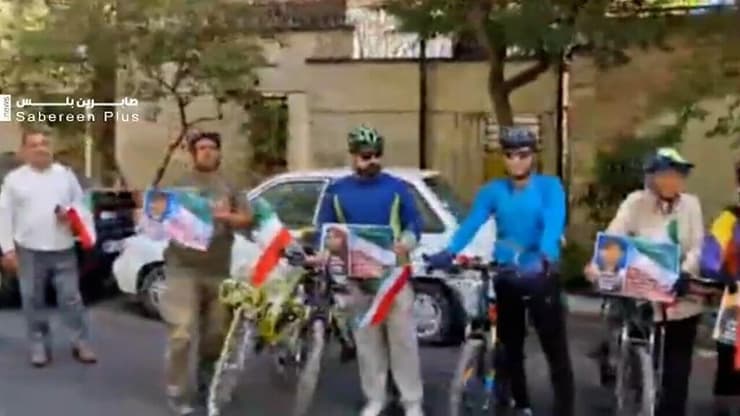 מפגינים איראנים מול משרד האו"ם (צילום: מתוך הרשתות החברתיות) מחאה של ראשי איגודי הספורט באיראן מול משרדי האו"ם