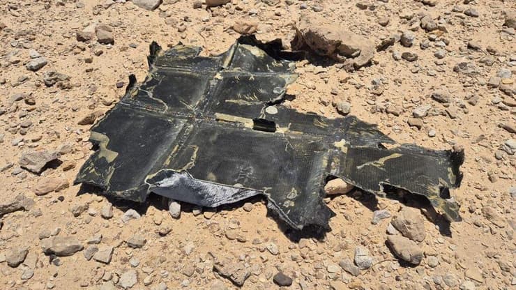 שברי כטב"ם איראני שיורט בערבה ( צילום: דוברות המועצה האזורית חבל אילות) שברי הכטב"ם האירני שיורט בחבל אילות, הערבה