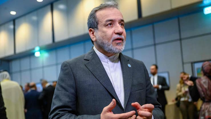 עבאס עראקצ'י שר החוץ של איראן בכינוס באיסטנבול של הארגון לשיתוף פעולה איסלאמי