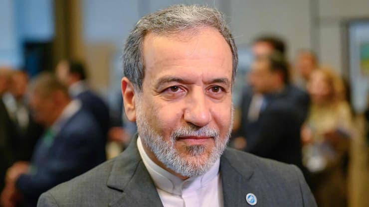 עבאס עראקצ'י שר החוץ של איראן בכינוס באיסטנבול של הארגון לשיתוף פעולה איסלאמי