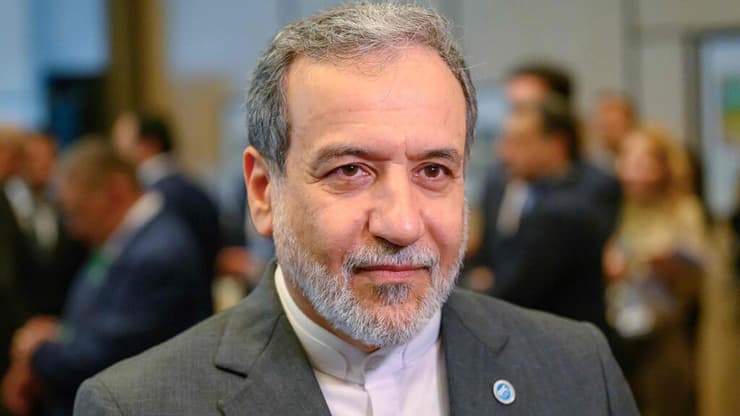 עבאס עראקצ'י שר החוץ של איראן בכינוס באיסטנבול של הארגון לשיתוף פעולה איסלאמי