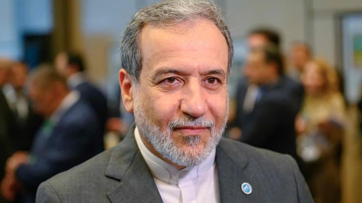 עבאס עראקצ'י שר החוץ של איראן בכינוס באיסטנבול של הארגון לשיתוף פעולה איסלאמי