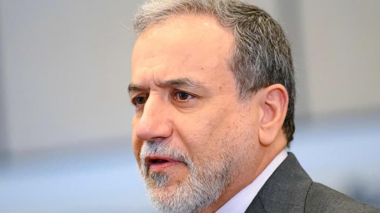 עבאס עראקצ'י שר החוץ של איראן בכינוס באיסטנבול של הארגון לשיתוף פעולה איסלאמי