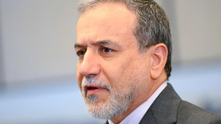 עבאס עראקצ'י שר החוץ של איראן בכינוס באיסטנבול של הארגון לשיתוף פעולה איסלאמי