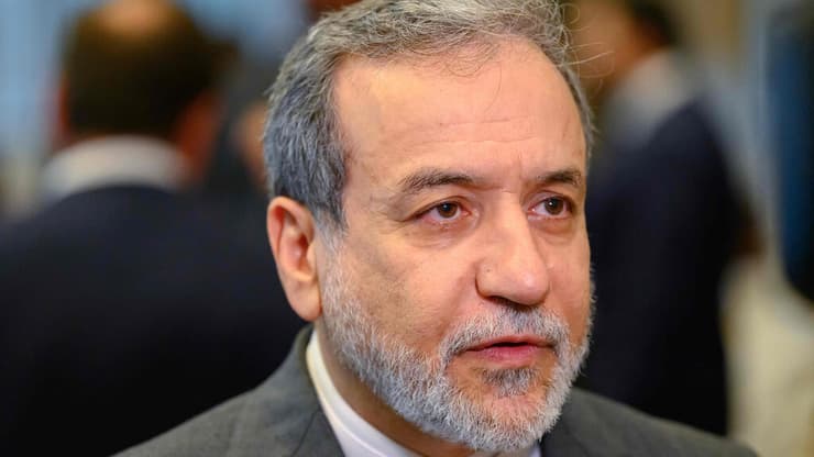 עבאס עראקצ'י שר החוץ של איראן בכינוס באיסטנבול של הארגון לשיתוף פעולה איסלאמי