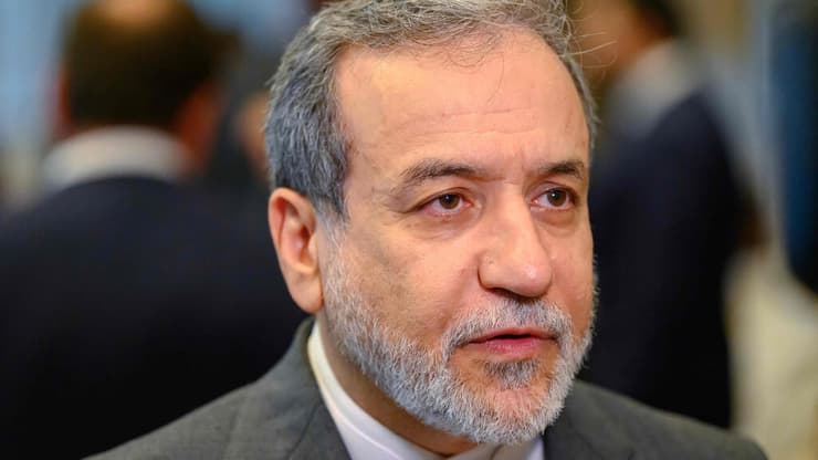 עראקצ'י. "מוכנים להיכנס למו"מ תוך כיבוד הקווים האדומים של איראן" (צילום: AP Photo/Mehmet Guzel) עבאס עראקצ'י שר החוץ של איראן בכינוס באיסטנבול של הארגון לשיתוף פעולה איסלאמי