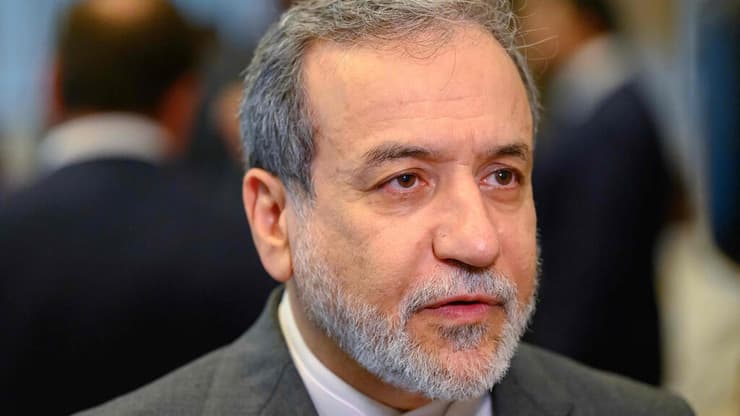 עבאס עראקצ'י שר החוץ של איראן בכינוס באיסטנבול של הארגון לשיתוף פעולה איסלאמי